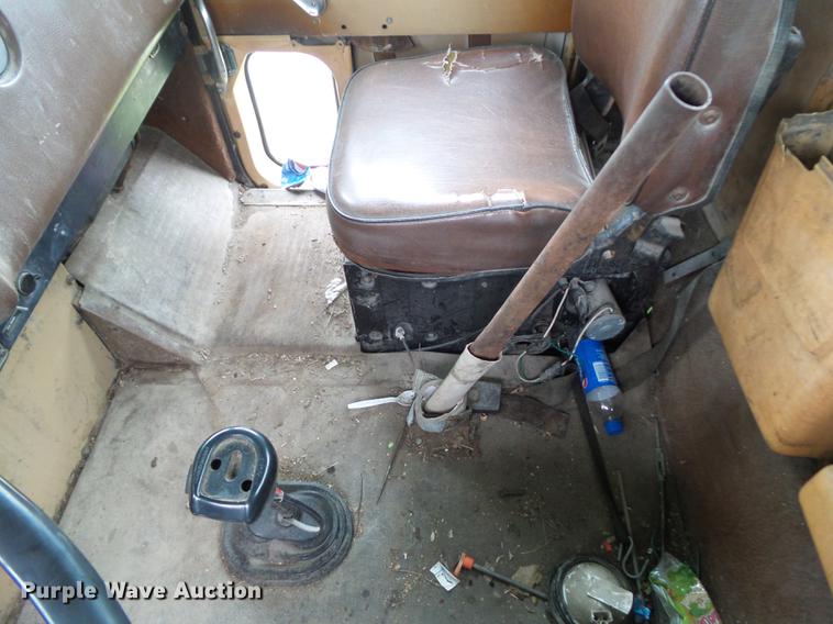 image for item DF0768 1985 International F9370 log truck