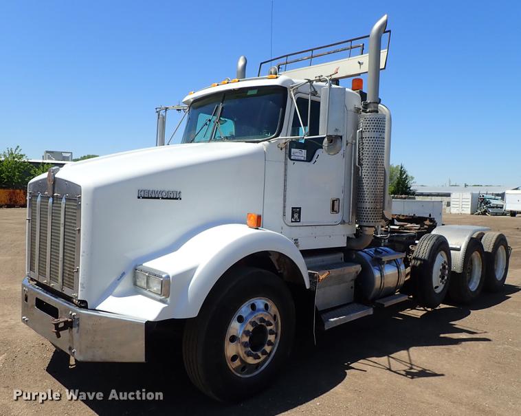 image for item DF1210 2000 Kenworth T800 semi truck