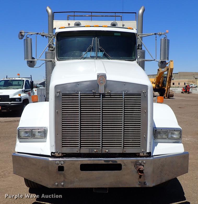 image for item DF1210 2000 Kenworth T800 semi truck