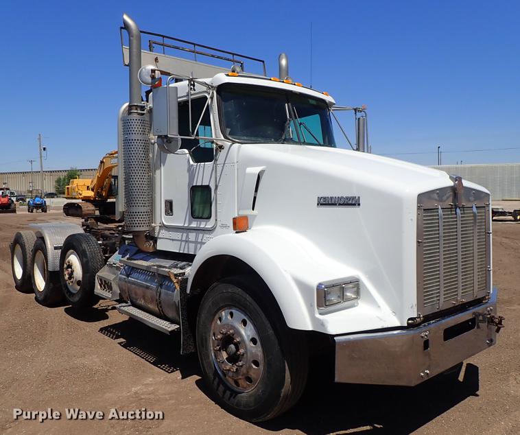 image for item DF1210 2000 Kenworth T800 semi truck