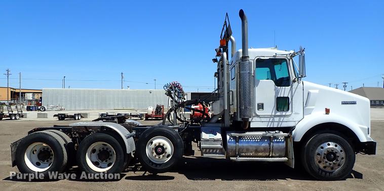 image for item DF1210 2000 Kenworth T800 semi truck