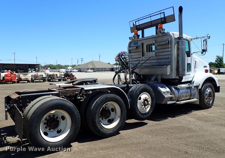 image for item DF1210 2000 Kenworth T800 semi truck