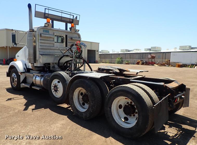 image for item DF1210 2000 Kenworth T800 semi truck
