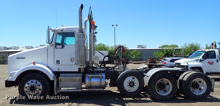 image for item DF1210 2000 Kenworth T800 semi truck