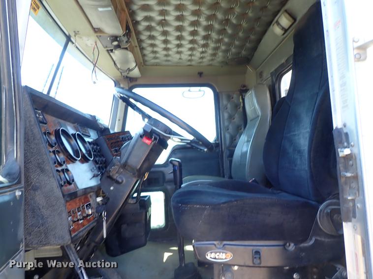 image for item DF1210 2000 Kenworth T800 semi truck