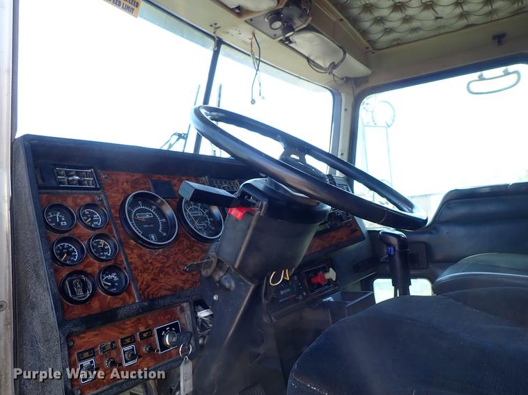 image for item DF1210 2000 Kenworth T800 semi truck