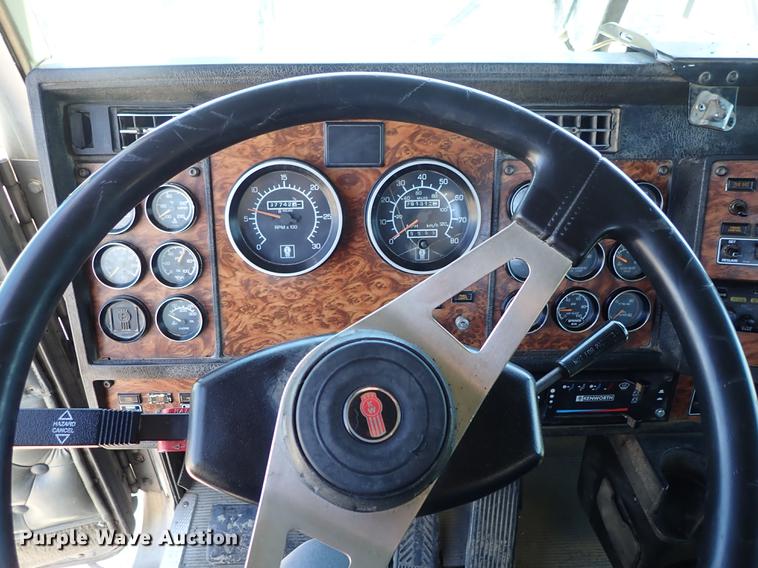 image for item DF1210 2000 Kenworth T800 semi truck