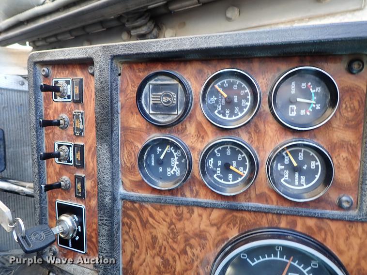 image for item DF1210 2000 Kenworth T800 semi truck