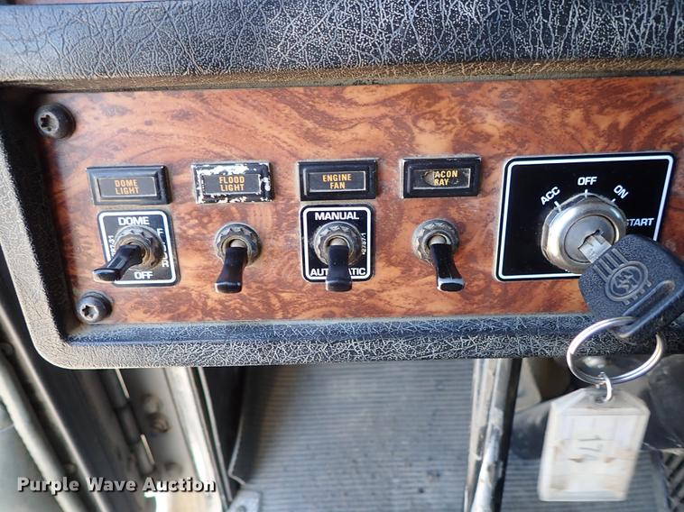 image for item DF1210 2000 Kenworth T800 semi truck