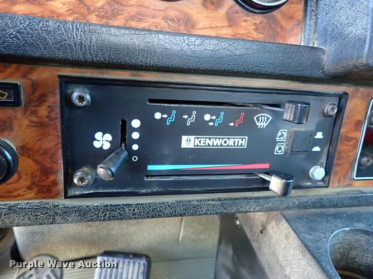 image for item DF1210 2000 Kenworth T800 semi truck