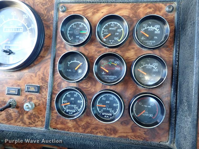 image for item DF1210 2000 Kenworth T800 semi truck