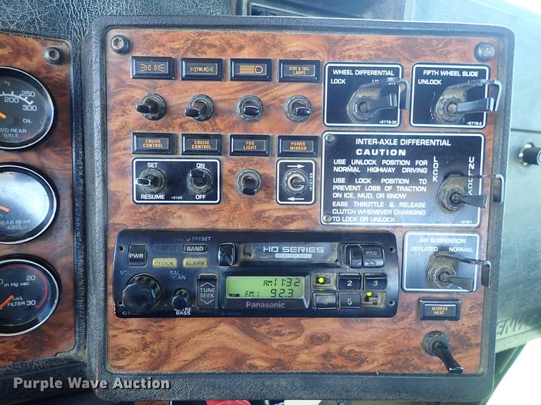 image for item DF1210 2000 Kenworth T800 semi truck