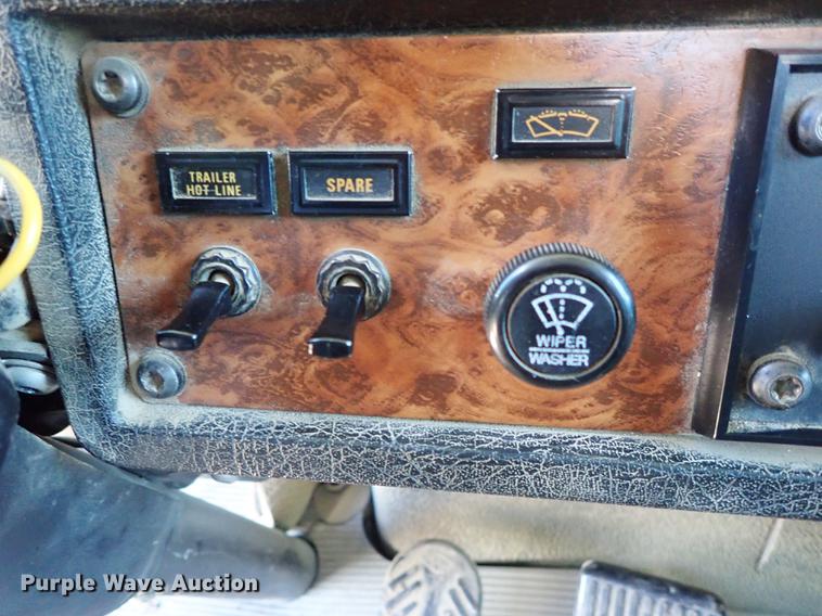 image for item DF1210 2000 Kenworth T800 semi truck