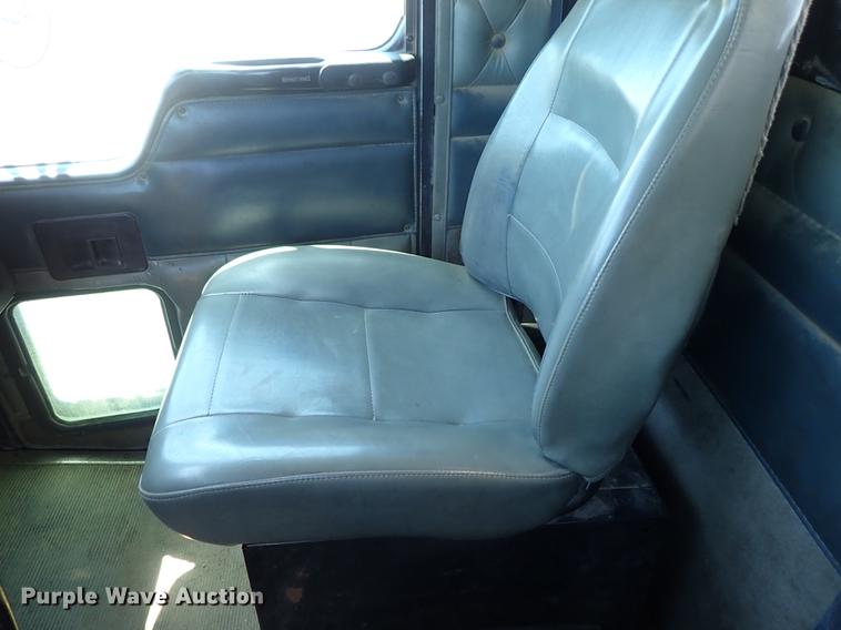 image for item DF1210 2000 Kenworth T800 semi truck