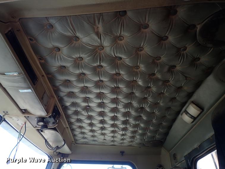 image for item DF1210 2000 Kenworth T800 semi truck