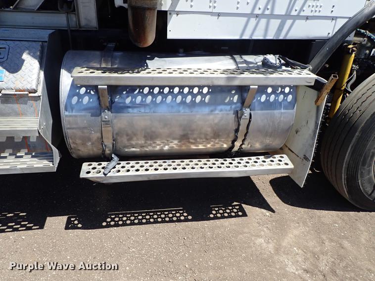 image for item DF1210 2000 Kenworth T800 semi truck