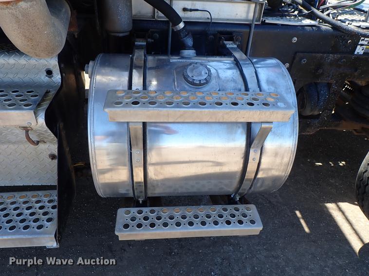 image for item DF1210 2000 Kenworth T800 semi truck