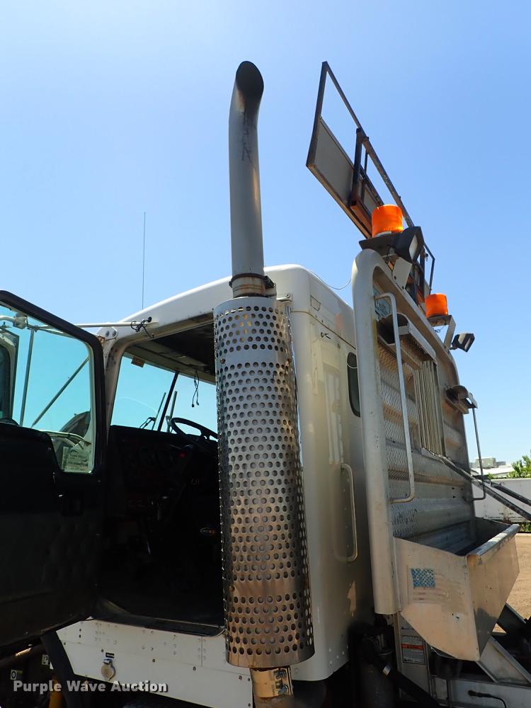 image for item DF1210 2000 Kenworth T800 semi truck