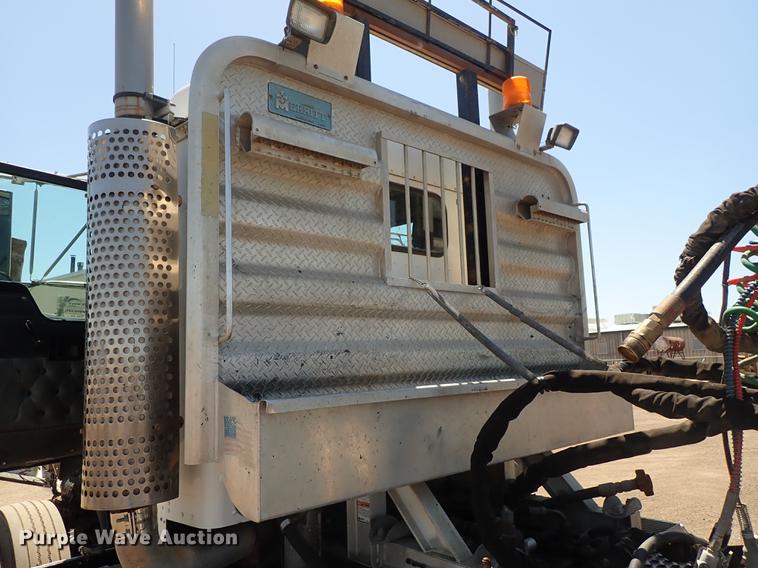 image for item DF1210 2000 Kenworth T800 semi truck