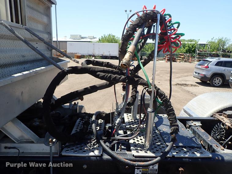 image for item DF1210 2000 Kenworth T800 semi truck