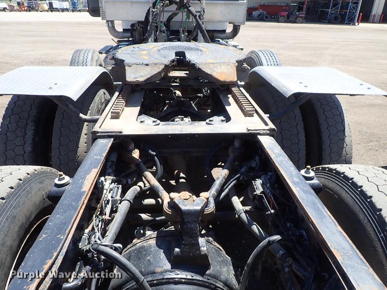 image for item DF1210 2000 Kenworth T800 semi truck