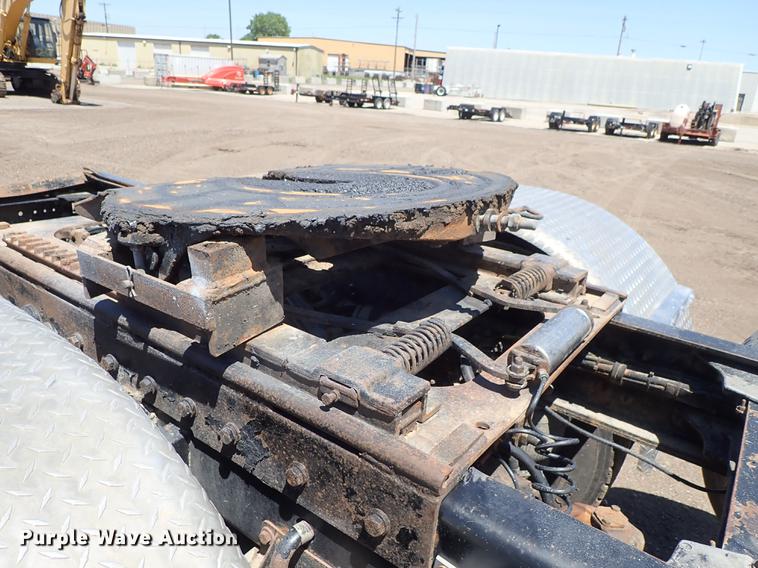 image for item DF1210 2000 Kenworth T800 semi truck