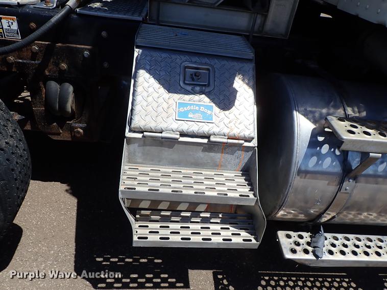 image for item DF1210 2000 Kenworth T800 semi truck