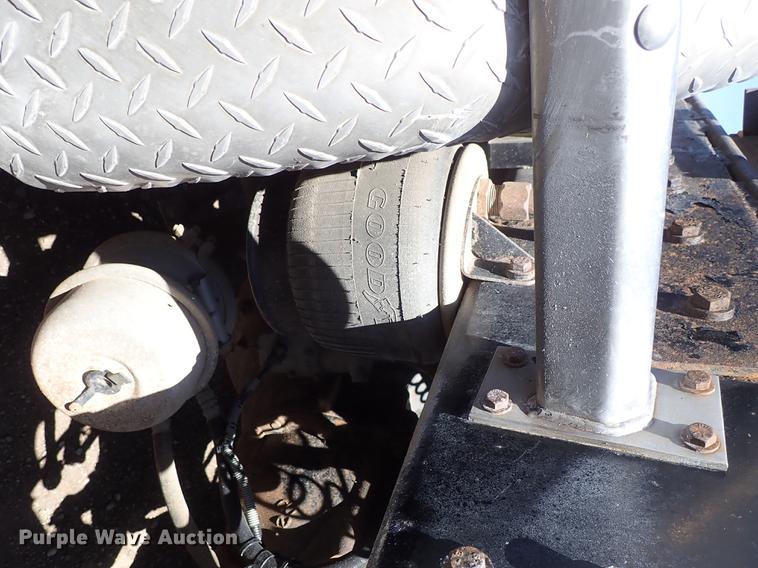 image for item DF1210 2000 Kenworth T800 semi truck