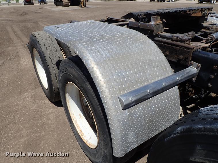 image for item DF1210 2000 Kenworth T800 semi truck