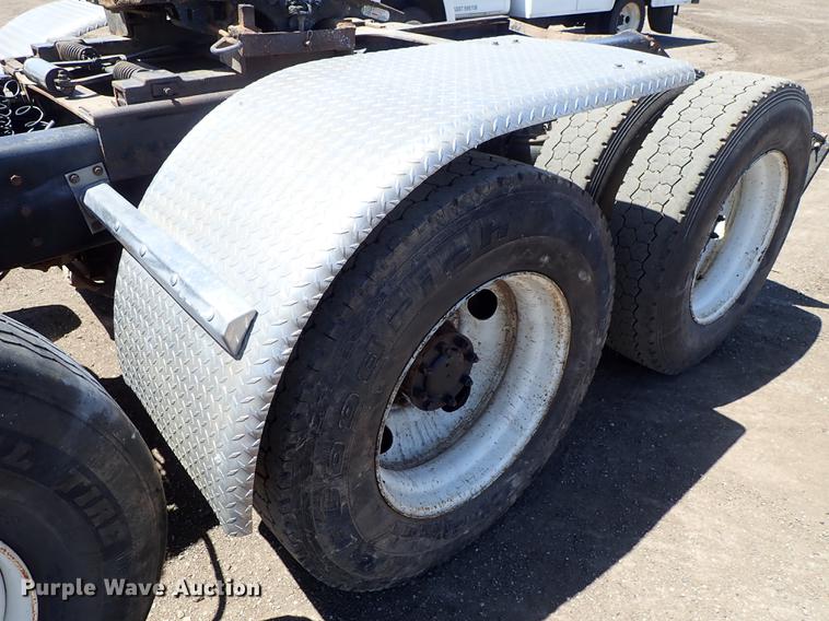 image for item DF1210 2000 Kenworth T800 semi truck