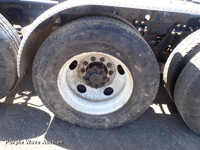 image for item DF1210 2000 Kenworth T800 semi truck