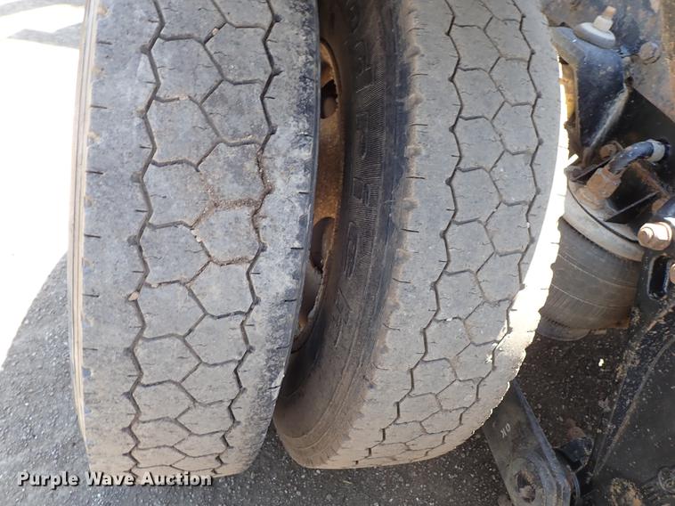 image for item DF1210 2000 Kenworth T800 semi truck