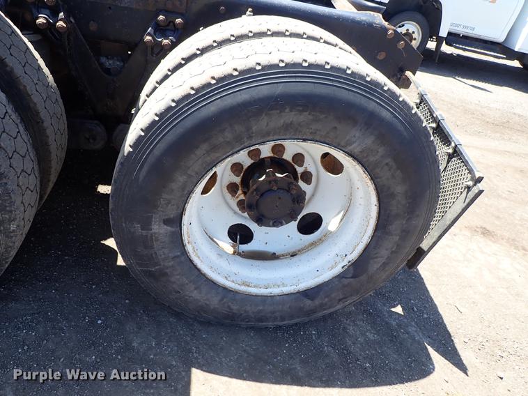 image for item DF1210 2000 Kenworth T800 semi truck