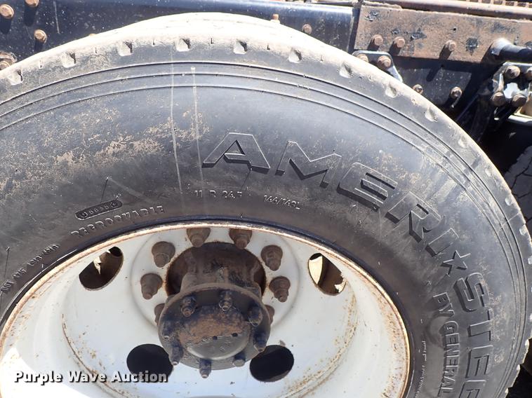 image for item DF1210 2000 Kenworth T800 semi truck