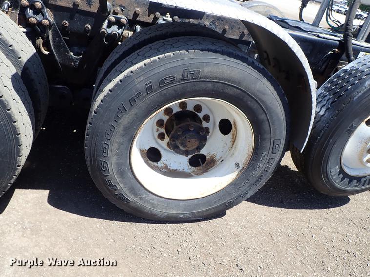 image for item DF1210 2000 Kenworth T800 semi truck