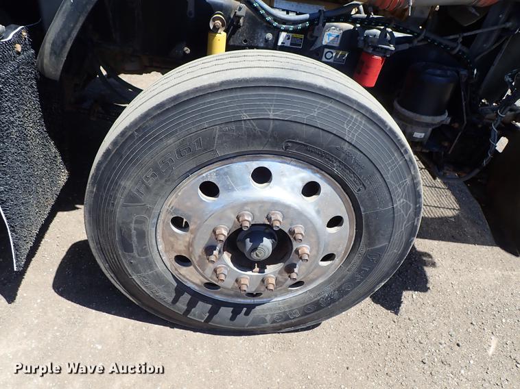 image for item DF1210 2000 Kenworth T800 semi truck