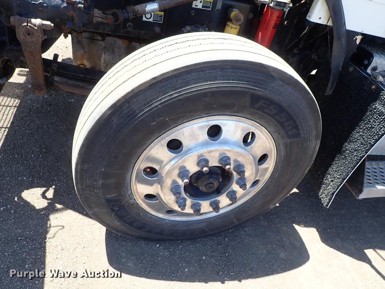 image for item DF1210 2000 Kenworth T800 semi truck