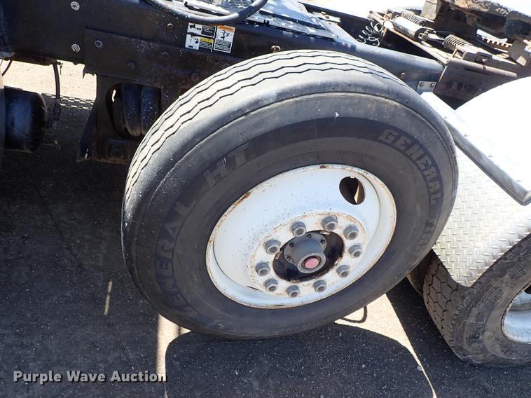 image for item DF1210 2000 Kenworth T800 semi truck