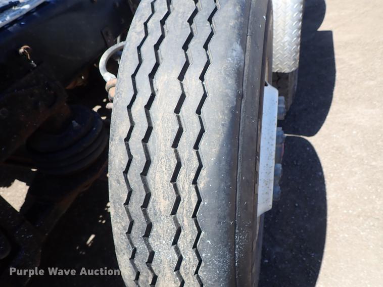 image for item DF1210 2000 Kenworth T800 semi truck