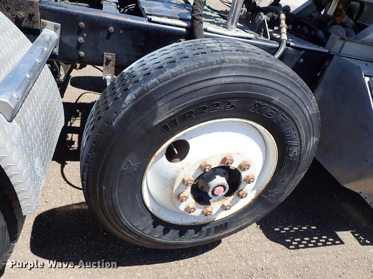 image for item DF1210 2000 Kenworth T800 semi truck