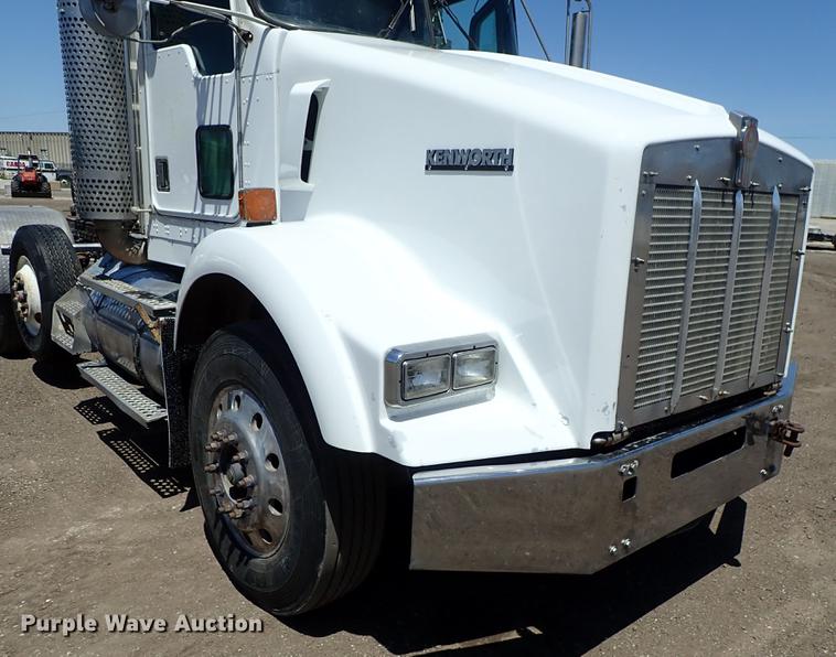 image for item DF1210 2000 Kenworth T800 semi truck