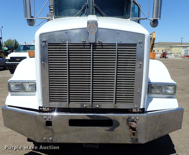 image for item DF1210 2000 Kenworth T800 semi truck