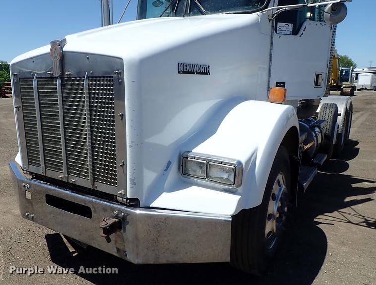 image for item DF1210 2000 Kenworth T800 semi truck