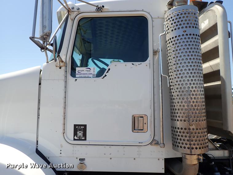 image for item DF1210 2000 Kenworth T800 semi truck