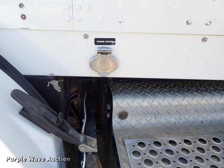 image for item DF1210 2000 Kenworth T800 semi truck