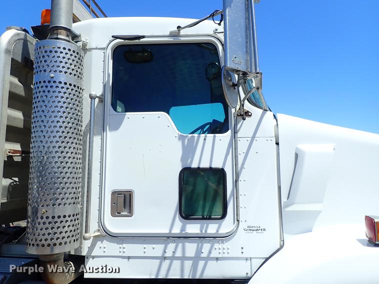 image for item DF1210 2000 Kenworth T800 semi truck