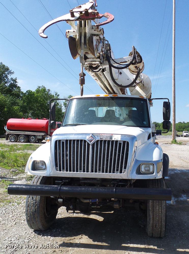 image for item DF7312 2006 International 7400 digger derrick truck