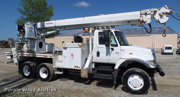 image for item DF7312 2006 International 7400 digger derrick truck
