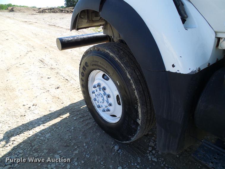 image for item DF7312 2006 International 7400 digger derrick truck