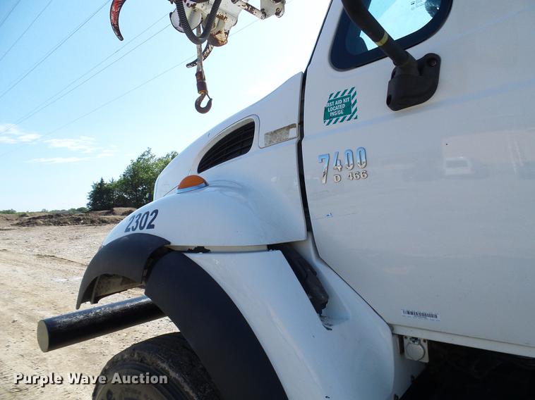 image for item DF7312 2006 International 7400 digger derrick truck